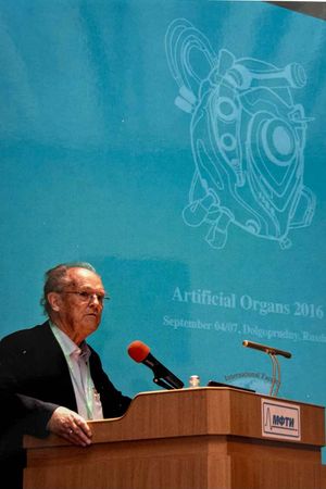 Klinkmann bei einer Tagung der Artificial Organs Klinkmann bei einer Tagung der Artificial Organs
